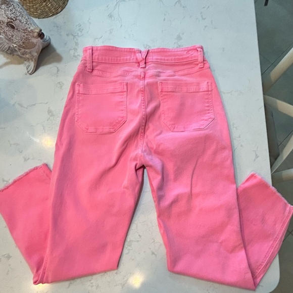 Vineyard, vines, pink denim capris - Picture 3 of 5